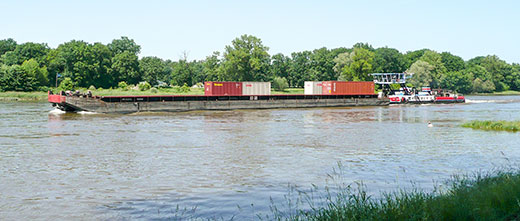 Containerschiff auf der Elbe im Juni bei Dessau War es das Letzte? Foto: Iris Brunar