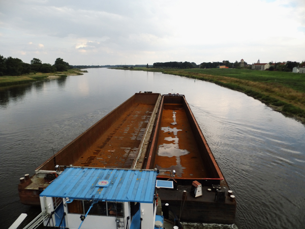 Seit drei Jahren, seit dem Hochwasser 2013, führt die Elbe fast ununterbrochen Niedrigwasser. Gütertransporte finden kaum noch statt - im Bild eine Leerfahrt eines Schubschiffes bei Barby (Elbe)